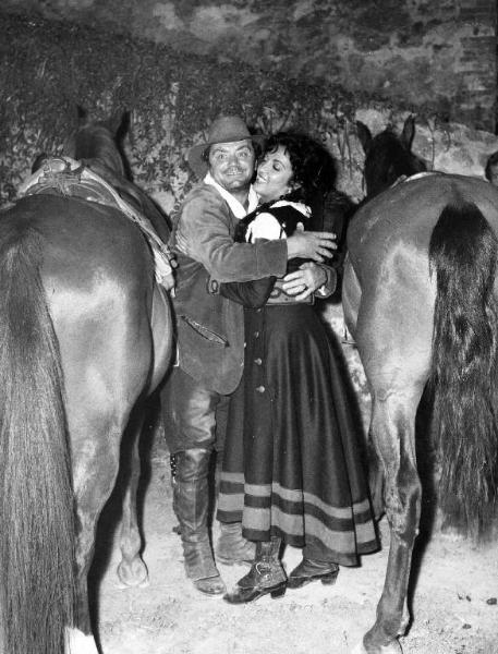 Scena del film "I briganti i taliani" - Mario Camerini - 1961 - Due attori non identificati tra due cavalli