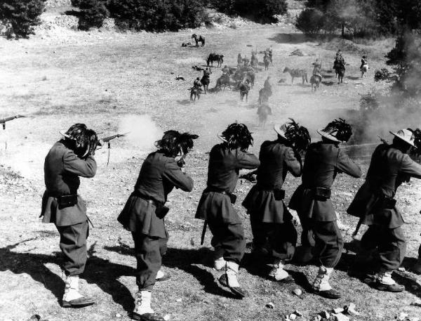 Scena del film "I briganti i taliani" - Mario Camerini - 1961 - Bersaglieri in battaglia armati di baionette