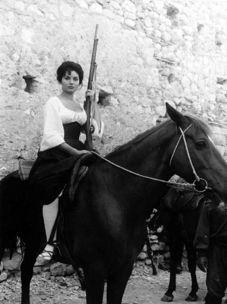 Scena del film "I briganti i taliani" - Mario Camerini - 1961 - L'attrice Rosanna Schiaffino su un cavallo impugna un fucile