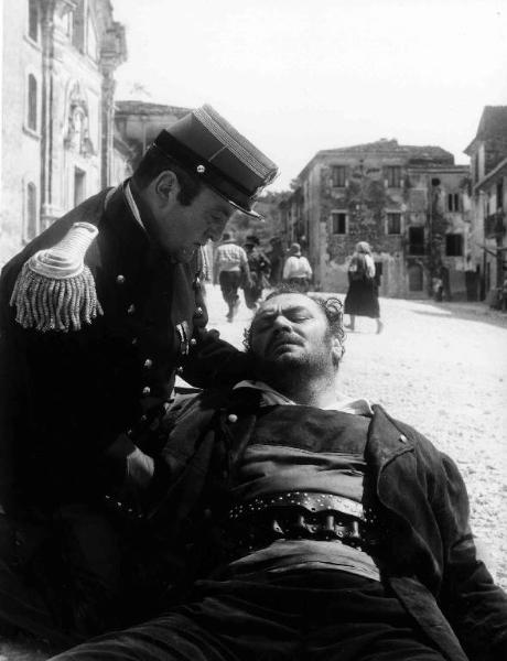 Scena del film "I briganti i taliani" - Mario Camerini - 1961 - L'attore Bernard Blier sorregge un attore non identificato