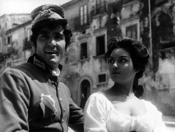 Scena del film "I briganti i taliani" - Mario Camerini - 1961 - Gli attori Vittorio Gassman e Rosanna Schiaffino