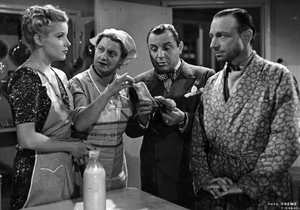 Scena del film "Brivido" - Giacomo Gentilomo - 1941 - Gli attori Maria Mercader, Pina Renzi, Carlo Campanini e Umberto Melnati