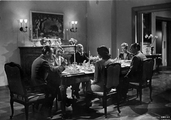 Scena del film "Brivido" - Giacomo Gentilomo - 1941 - Gli attori Umberto Melnati, Maria Mercader, Carlo Campanini, Ernesto Almirante, Eugenia Zaresca e Nicoletta Parodi a tavola