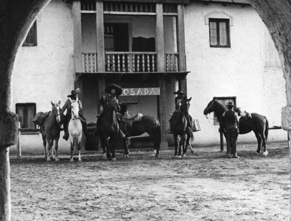 Scena del film "Un buco in fronte" - Giuseppe Vari - 1967 - Attori non identificati a cavallo