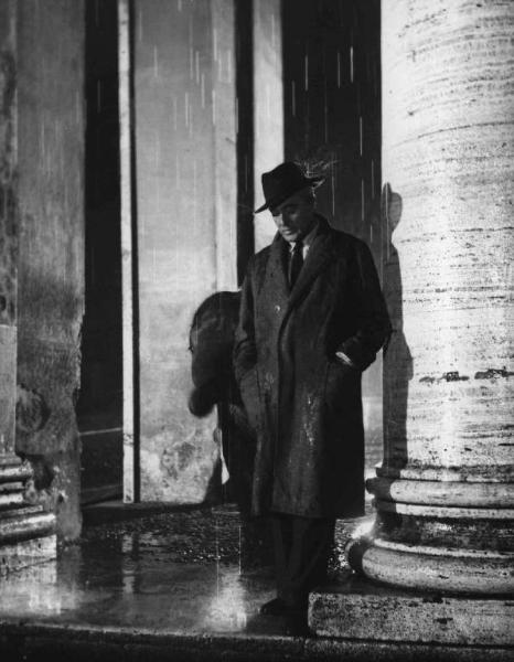Scena del film "Buongiorno, elefante" - Gianni Franciolini - 1952 - L'attore Vittorio De Sica e un elefante