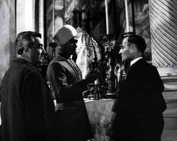Scena del film "Buongiorno, elefante" - Gianni Franciolini - 1952 - Gli attori Vittorio De Sica e Sabu in chiesa