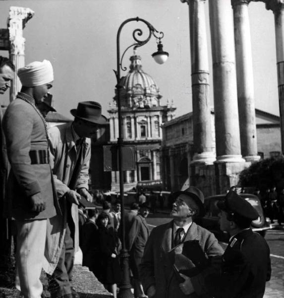 Scena del film "Buongiorno, elefante" - Gianni Franciolini - 1952 - Gli attori Sabu, Vittorio De Sica e attori non identificati