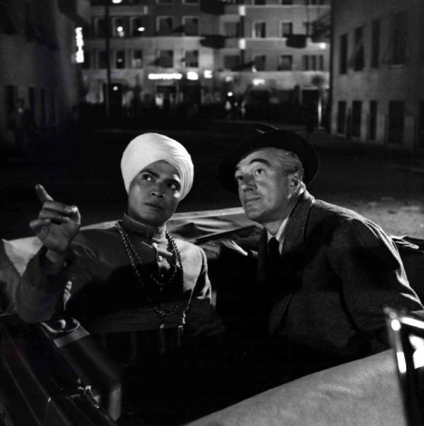 Scena del film "Buongiorno, elefante" - Gianni Franciolini - 1952 - Gli attori Sabu e Vittorio De Sica