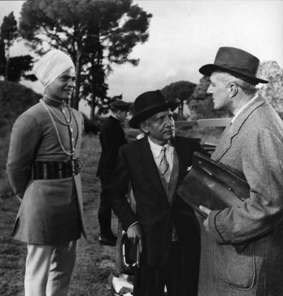 Scena del film "Buongiorno, elefante" - Gianni Franciolini - 1952 - Gli attori Sabu, Vittorio De Sica e un attore non identificato