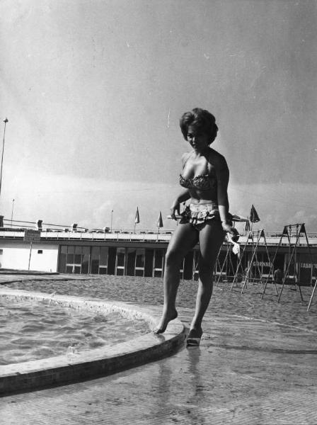 Scena del film "Caccia al marito" - Marino Girolami - 1960 - L'attrice Valeria Fabrizi in spiaggia