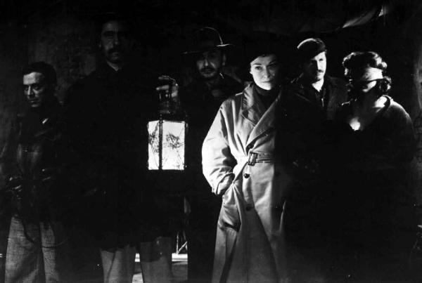 Scena del film "Caccia tragica" - Giuseppe De Santis - 1947 - Gli attori Andrea Checchi, Vivi Gioi, Carla Del Poggio, bendata, e attori non identificati
