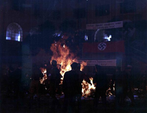 Scena del film "La caduta degli dei" - Luchino Visconti - 1969 - Militari nazisti davanti a un rogo