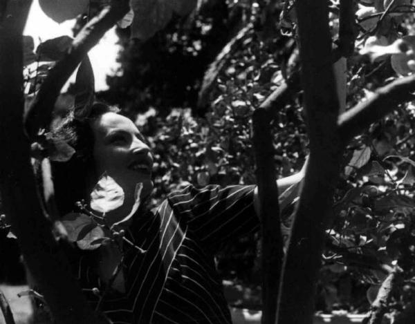 Scena del film "Calafuria" - Flavio Calzavara - 1944 - L'attrice Doris Duranti