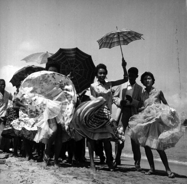 Scena del film documentario "Calypso" - Franco Rossi - 1958 - Donne in spiaggia in riva al mare