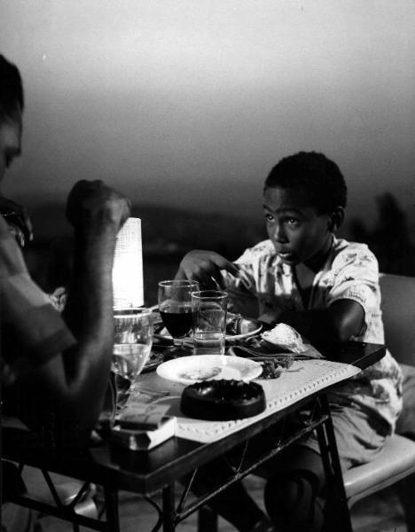 Scena del film documentario "Calypso" - Franco Rossi - 1958 - Un bambino a tavola