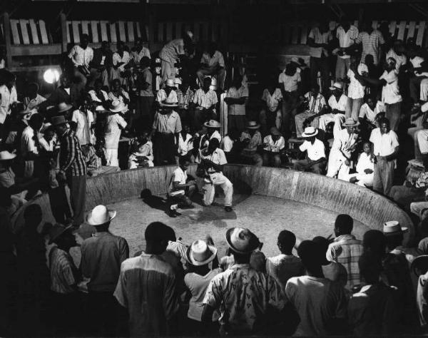 Scena del film documentario "Calypso" - Franco Rossi - 1958 - Indigeni danzano