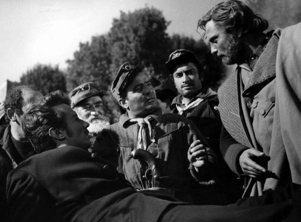 Scena del film "Camicie rosse" - Goffredo Alessandrini - 1952 - L'attore Raf Vallone nel ruolo di Giuseppe Garibaldi e attori non idetificati in divisa