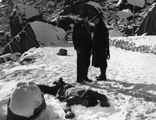Scena del film "Il cammino della speranza" - Pietro Germi - 1950 - Gli attori Raf Vallone, Elena Varzi e un attore non identificato a terra sulla neve