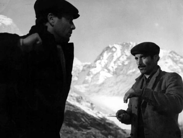 Scena del film "Il cammino della speranza" - Pietro Germi - 1950 - Gli attori Raf Vallone e Francesco Navarra