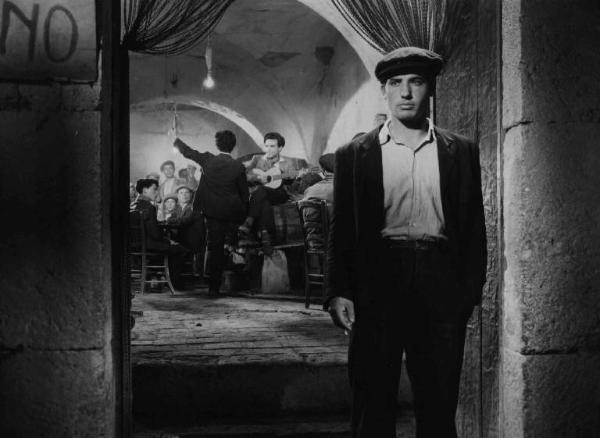 Scena del film "Il cammino della speranza" - Pietro Germi - 1950 - L'attore Giuseppe Priolo