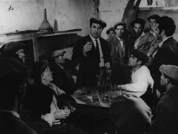 Scena del film "Il cammino della speranza" - Pietro Germi - 1950 - L'attore Saro Urzì e attori non identificati