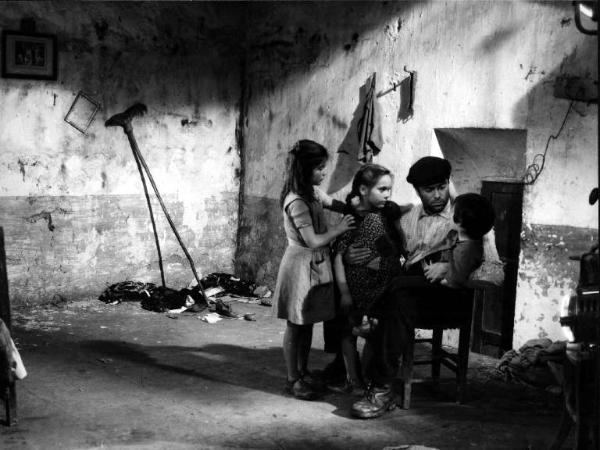 Scena del film "Il cammino della speranza" - Pietro Germi - 1950 - L'attore Raf Vallone e tre bambini