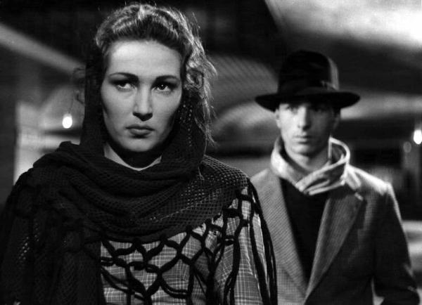 Scena del film "Il cammino della speranza" - Pietro Germi - 1950 - Due attori non identificati