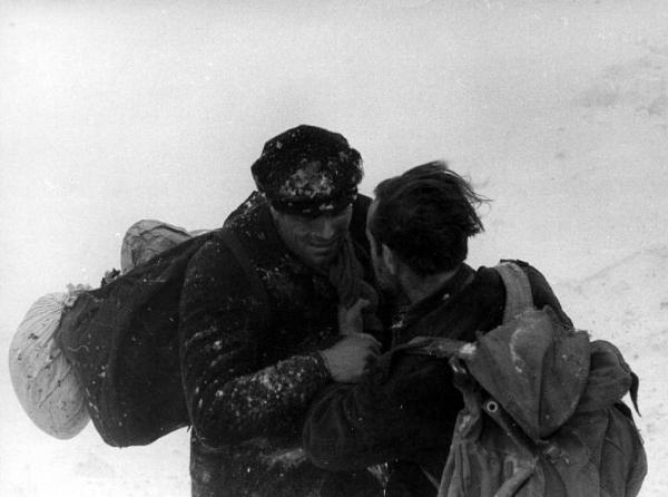 Scena del film "Il cammino della speranza" - Pietro Germi - 1950 - L'attore Raf Vallone in una tempesta di neve
