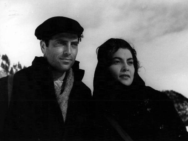 Scena del film "Il cammino della speranza" - Pietro Germi - 1950 - Gli attori Raf Vallone e Elena Varzi