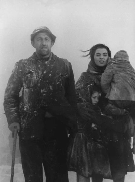 Scena del film "Il cammino della speranza" - Pietro Germi - 1950 - L'attrice Eena Varzi e attori non identificati in una tempesta di neve