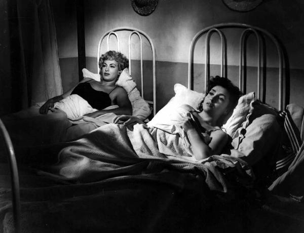 Scena del film "Campane a martello" - Luigi Zampa - 1949 - Le attrici Yvonne Sanson e Gina Lollobrigida a letto