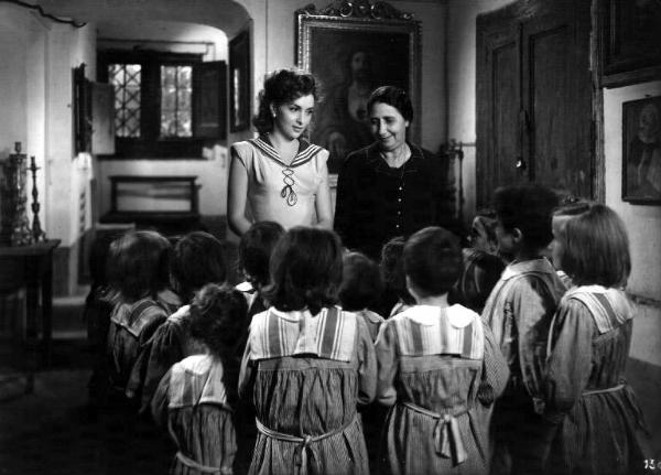 Scena del film "Campane a martello" - Luigi Zampa - 1949 - L'attrice Gina Lollobrigida con un'attrice non identificata e un grippo di bambine