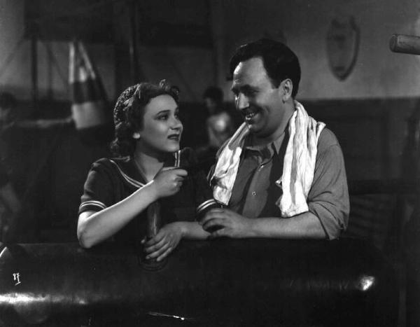 Scena del film "Il campione" - Carlo Borghesio - 1943 - Gli attori Fiorella Betti e Michele Riccardini