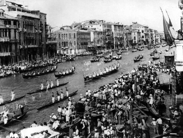 Set del film "Canal grande" - Andrea Di Robilant - 1943 - Regata veneziana nel Canal grande