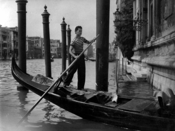 Scena del film "Canal grande" - Andrea Di Robilant - 1943 - L'attore Fedele Gentile sulla gondola