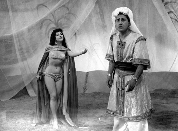 Scena del film "Canzoni, canzoni, canzoni" - Domenico Paolella - 1953 - L'attore Alberto Sordi e un'attrice non identificata