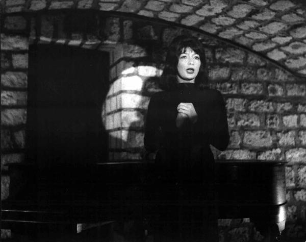 Scena del film "Canzoni nel mondo" - Vittorio Sala - 1963 - Un'attrice non identificata