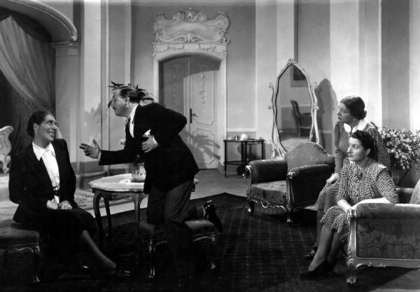 Scena del film "Il capitano degli ussari" - Stephan Szekely - 1940 - Gli attori Pina Gallini, Carlo Romano, Jone Romano, e Lola Braccini a letto