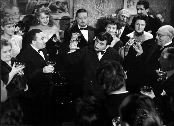 Scena del film "Il cappotto" - Regia Alberto Lattuada - 1952 - Gli attori Ettore G. Mattia, Yvonne Sanson, Giulio Stival e Renato Rascel brindano a una festa