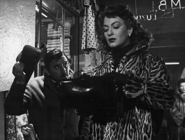 Scena del film "Il cappotto" - Regia Alberto Lattuada - 1952 - Gli attori Renato Rascel e Yvonne Sanson