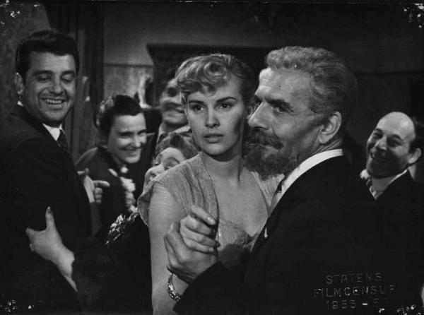 Scena del film "Il cappotto" - Regia Alberto Lattuada - 1952 - L'attrice Antonella Lualdi e attori non identificati