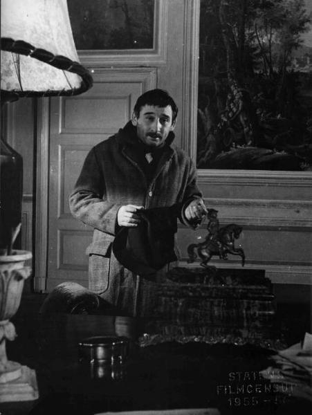 Scena del film "Il cappotto" - Regia Alberto Lattuada - 1952 - L'attore Renato Rascel