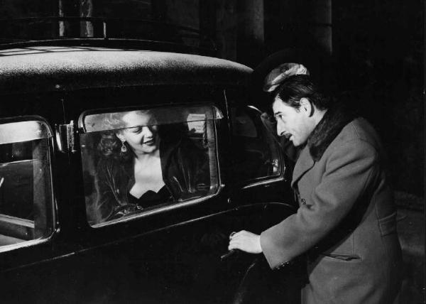 Scena del film "Il cappotto" - Regia Alberto Lattuada - 1952 - Gli attori Yvonne Sanson, in automobile, e Renato Rascel