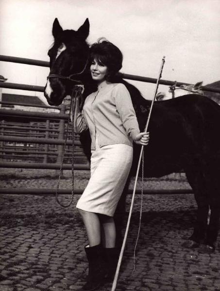 Scena del film "Il carabiniere a cavallo" - Regia Carlo Lizzani - 1961 - L'attrice Annette Stroyberg accanto a un cavallo