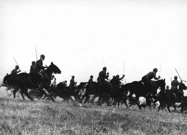 Scena del film "Carica eroica" - Regia Francesco De Robertis - 1952 - Attori non identificati in divisa militare a cavallo