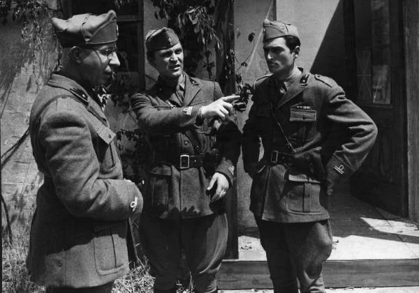 Scena del film "Carica eroica" - Regia Francesco De Robertis - 1952 - Gli attori Franco Fabrizi, Dario Michaelis e un attore non identificato in divisa militare