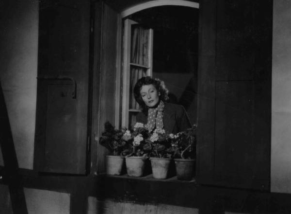 Scena del film "La carne e l'anima" - Regia Wladimir D. Strichewsky - 1943 - L'attrice Isa Miranda alla finestra