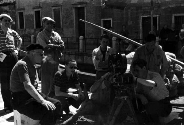 Set del film "Il carnevale di Venezia" - Regia Giuseppe Adami, Giacomo Gentilomo - 1940 - Il regista Giuseppe Adami e gli operatori della troupe