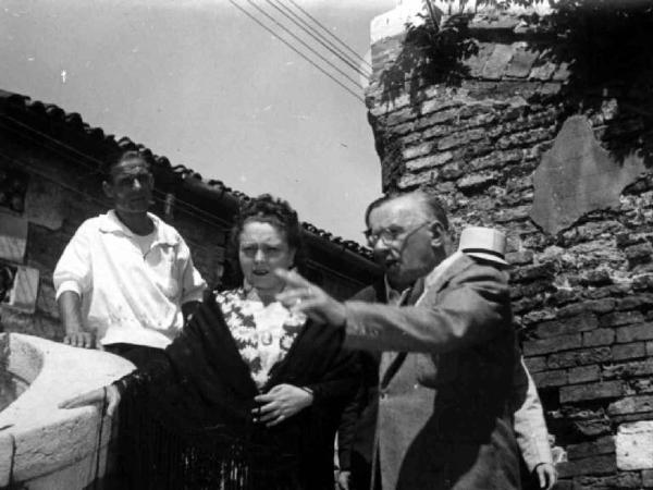 Set del film "Il carnevale di Venezia" - Regia Giuseppe Adami, Giacomo Gentilomo - 1940 - Il regista Giuseppe Adami e l'attrice Toti Dal Monte