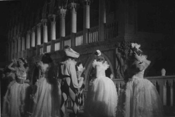 Set del film "Il carnevale di Venezia" - Regia Giuseppe Adami, Giacomo Gentilomo - 1940 - Un gruppo di ballerine a Palazzo Ducale di Venezia